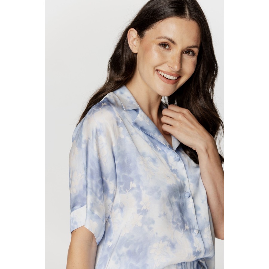 Caída fluida de la viscosa azul estampada